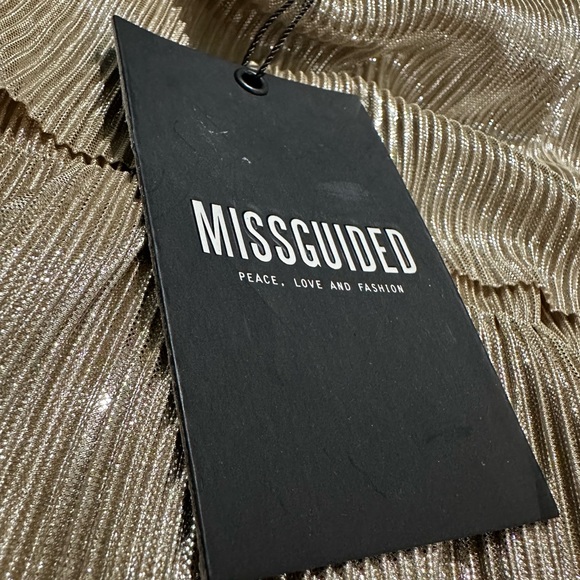 Missguided Gold Layered Pleated Shift Dress - Picture 4 of 4